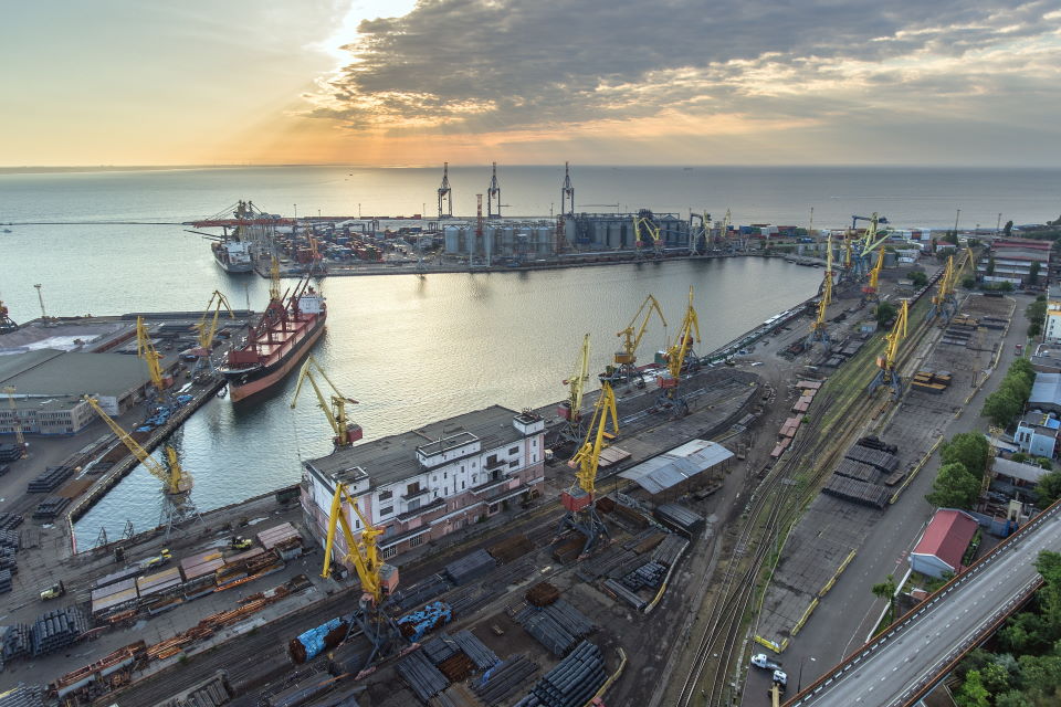 Receiving ships plan by port operators