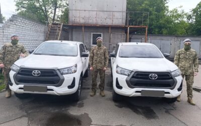 АМПУ передало військовим два пікапи Toyota Hilux для виконання бойових завдань